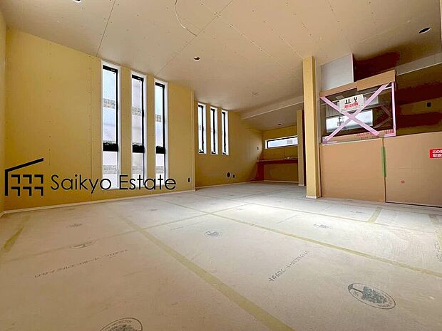 【リビング】開放感と採光にこだわった18.6帖の広々としたLDKです。陽光いっぱいの空間で家族団らんの時間も増えそうですね！
