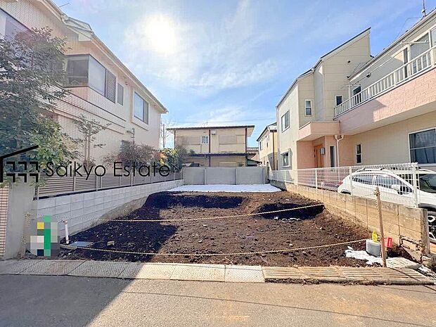 【現地写真】ガスを効率よく使えるハイクオリティ熱源器「エコジョーズ」標準装備です！バスルームには浴室乾燥機が付いておりますので、梅雨や花粉の時期、雨の日の洗濯物の乾燥に重宝いたします。
