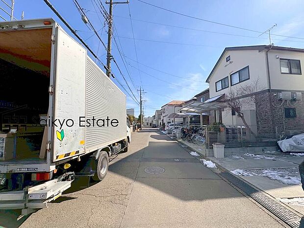 【前面道路】交通量の少ない前面道路ですので、小さなお子様がおられるご家庭でも安心してお住まいいただけます。
