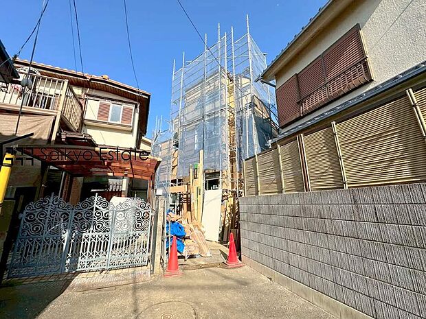 【現地外観】周囲にはスーパーをはじめとした買い物施設も揃っています。住みやすさと利便性を兼ね備えた環境です。