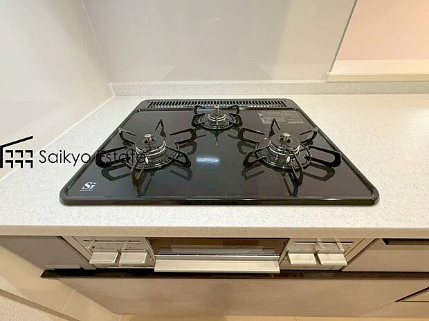 【3口ガスコンロシステム】「3口ガスコンロシステム」はたくさんの料理が同時に作れて便利な上、凹凸が少ないフラットトップなのでお掃除も楽々です。