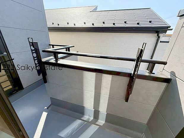 【バルコニー】お洗濯ものや布団を干したりするのに十分なスペースを取ったバルコニーは大変便利です。