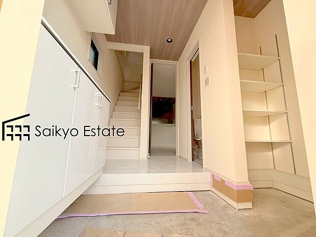 【玄関】玄関横に広々とした収納スペースを設置!アウトドアグッズから家族のアウターまで収納できる便利な空間です!