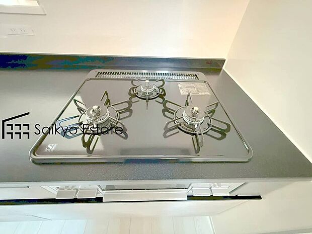 【3口ガスコンロシステム】「3口ガスコンロシステム」はたくさんの料理が同時に作れて便利な上、凹凸が少ないフラットトップなのでお掃除も楽々です。