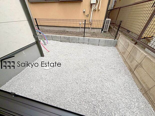 【庭】お庭スペースもございます。ガーデニングや家庭菜園、夏はお子様の水遊びなど楽しみが広がります♪