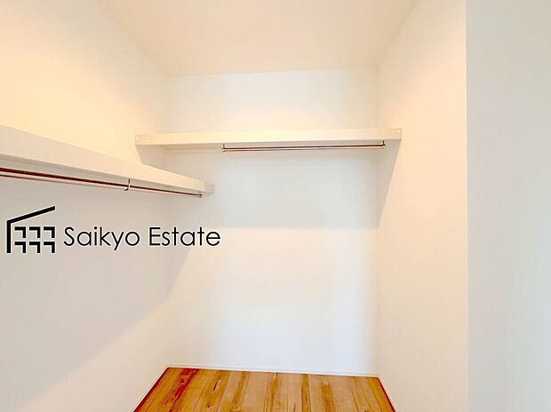 【ウォークインクローゼット【施工例】】ひと目で収納物を確認できるウォークインクローゼットは、ゆとりの広さを備えた大型収納。衣装ケースなどを置く事で更に収納力をアップできます！