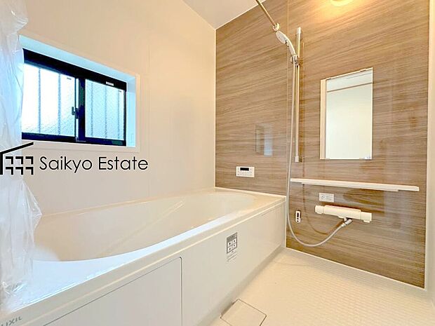 【浴室（施工例）】一日の疲れを癒すバスルーム。ゆったりとリラックスできる一坪タイプです。カビの発生を抑制し、雨の日の洗濯物の乾燥にも便利な浴室換気暖房乾燥機を標準装備しています。
