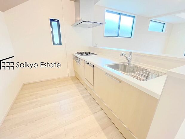 【キッチン(施工例)】リビングにいる家族とコミュニケーションをとりながら作業が出来る人気のカウンターキッチン。お子様がリビングにいても目が届くので安心です。食洗機付きです!