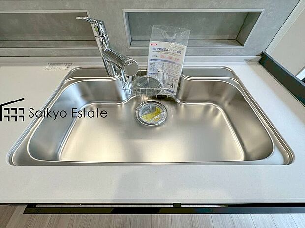 【浄水器】「浄水器」をスリムに内蔵したハンドシャワー式の水栓金具です。シンクもスッキリ!