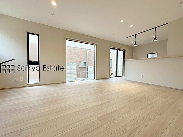 【リビング】開放感と採光にこだわった約17.25以上の広々としたLDKです。陽光いっぱいの空間で家族団らんの時間も増えそうですね!