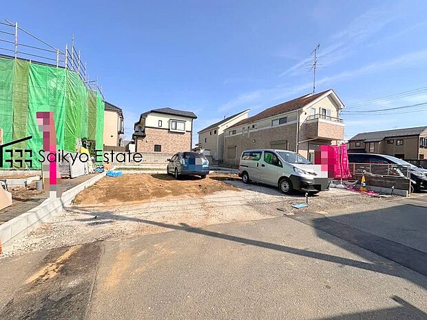 【現地写真】カースペースはコンクリート仕上げの為、雨の日でも足元が気になりません!自転車やバイクを置くスペースもございます!