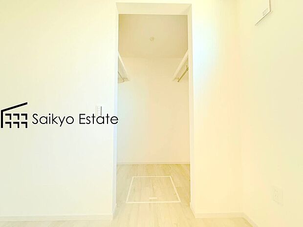 【WIC（施工例）】ひと目で収納物を確認できるウォークインクロゼットは、ゆとりの広さを備えた大型収納。数多くの衣類に加え、足元には引出しや衣装箱、シューズボックスなども収納することができます。