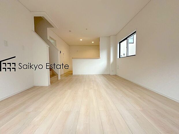【リビング】開放感と採光にこだわった16.63帖の広々としたLDKです。陽光いっぱいの空間で家族団らんの時間も増えそうですね！