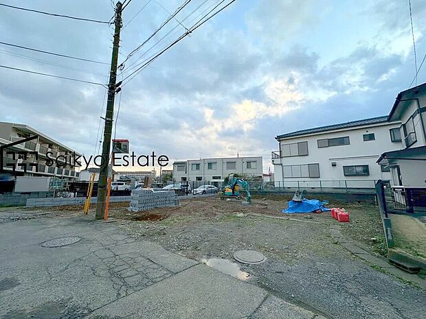 【現地写真】1号棟は季節の物などの収納に便利なロフト付き!2号棟は車種にもよりますが駐車2台可能です!