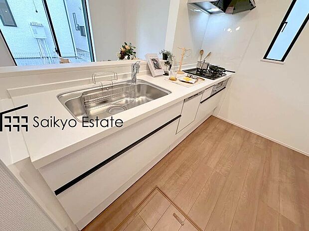 【キッチン【施工例】】リビングにいる家族とコミュニケーションをとりながら作業が出来る人気のカウンターキッチン。お子様がリビングにいても目が届くので安心です。食洗機付きです！