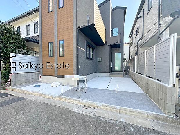 【カースペース】カースペースはコンクリート仕上げの為、雨の日でも足元が気になりません！自転車やバイクを置くスペースもございます！