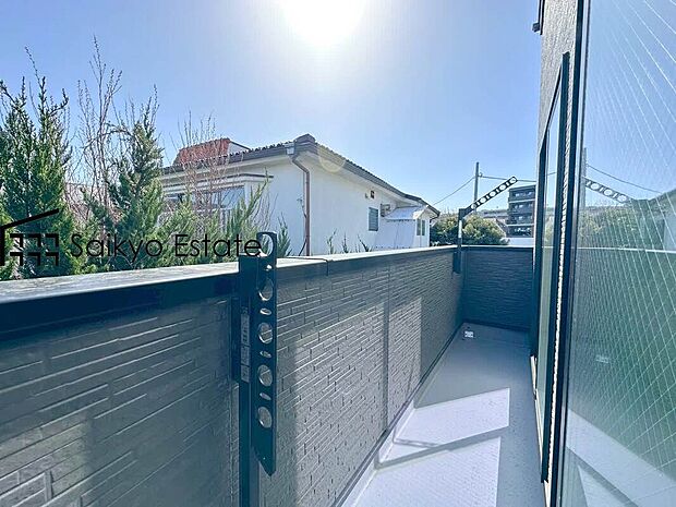 【バルコニー】広々とした南向きバルコニーには家族全員のお洗濯物も楽に干せます。南面からの光と風に満ちた室内の延長空間が、暮らしに心地よい開放感をもたらします。