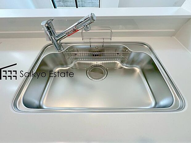 【浄水器】「浄水器」をスリムに内蔵したハンドシャワー式の水栓金具です。シンクもスッキリ!