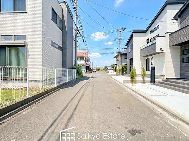 【前面道路】交通量の少ない前面道路ですので、小さなお子様がおられるご家庭でも安心してお住まいいただけます。