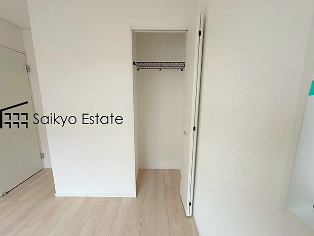 【収納】クローゼット付きの居室は、洋服や荷物など仕分けができるので、お子様も整理整頓がしっかりできますね。