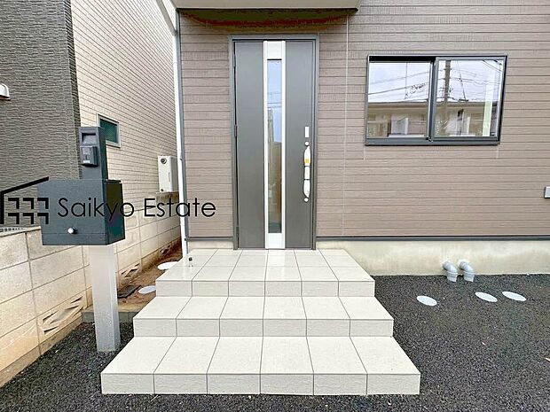 【玄関】家の顔となる玄関は、格調高いデザイン性が求められます。高級感と断熱性、防犯性に優れた玄関ドアを標準装備。