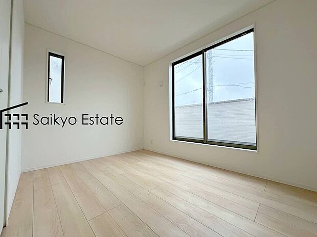 【洋室】2面採光で明るく風通しも良好です!天気の良い日は是非窓を開けて空気の入れ替えをしてみるのはいかがでしょうか♪