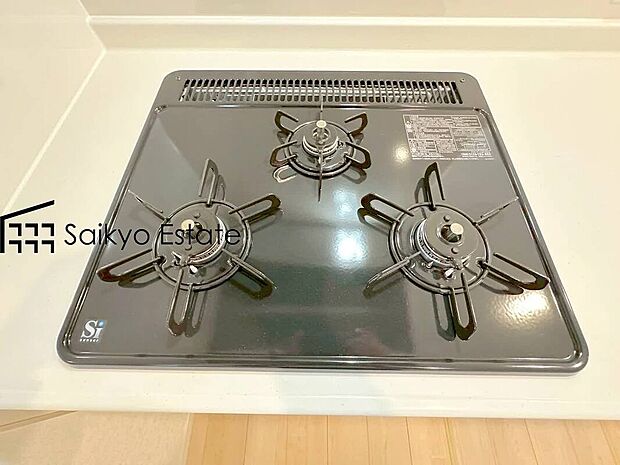 【3口ガスコンロシステム】「3口ガスコンロシステム」はたくさんの料理が同時に作れて便利な上、凹凸が少ないフラットトップなのでお掃除も楽々です。