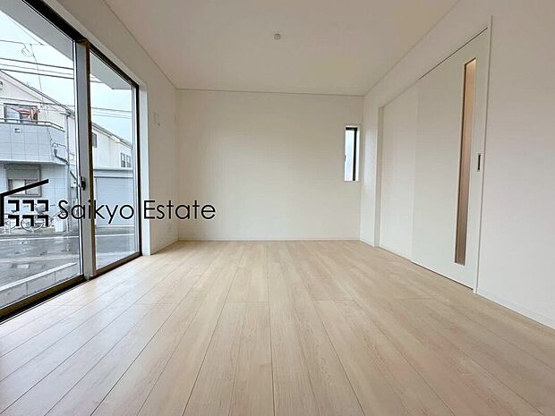 【リビング】広々としたLDKは家具の配置など楽しめます!ダイニングテーブルとソファーを置いても余裕の広さです!