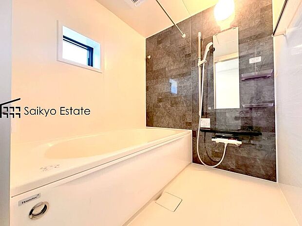 【浴室【施工例】】一日の疲れを癒してくれる一坪タイプの広々バスルーム♪雨の日のお洗濯にも大活躍な浴室暖房乾燥機付きです!