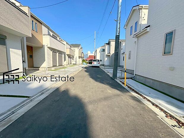 【前面道路】開発道路内、関係者以外入って来ないので、お子様が家の前で遊んでいても安心です♪