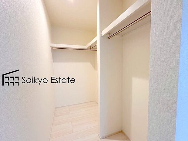 【WIC(施工例)】ひと目で収納物を確認できるウォークインクロゼットは、ゆとりの広さを備えた大型収納。数多くの衣類に加え、足元には引出しや衣装箱、シューズボックスなども収納することができます。