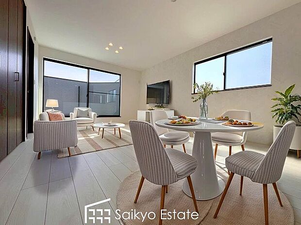 【リビング【施工例】】開放感と採光にこだわった広々としたLDKです。陽光いっぱいの空間で家族団らんの時間も増えそうですね!