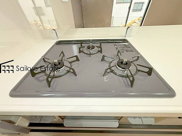 【3口ガスコンロシステム】「3口ガスコンロシステム」はたくさんの料理が同時に作れて便利な上、凹凸が少ないフラットトップなのでお掃除も楽々です。
