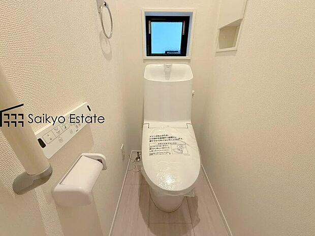 【ウォシュレット付トイレ】「温水清浄便座付きトイレ」は日々の生活を快適にしてくれます。毎日使う場所だからこそ、こだわりたいポイントですね。
