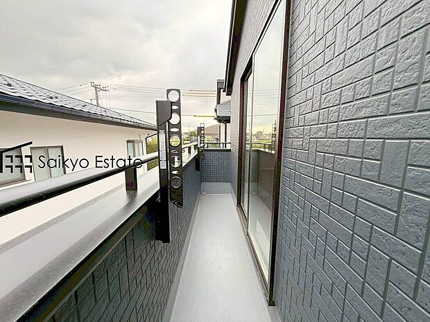 【バルコニー】お洗濯ものや布団を干したりするのに十分なスペースを取ったバルコニーは大変便利です。
