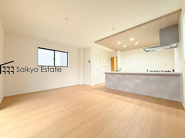 【リビング】開放感と採光にこだわった広々としたLDKです。陽光いっぱいの空間で家族団らんの時間も増えそうですね！
