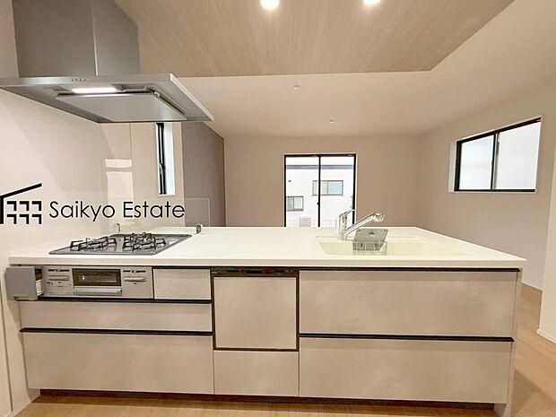 【キッチン】リビングにいる家族とコミュニケーションをとりながら作業が出来る人気のカウンターキッチン。お子様がリビングにいても目が届くので安心です。
