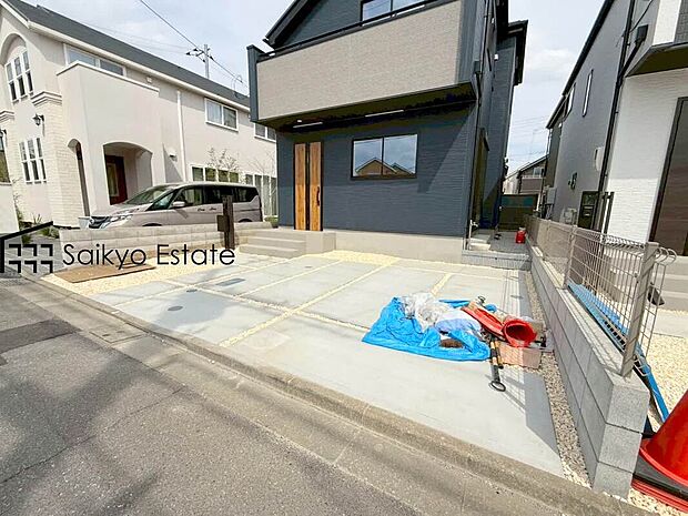 【カースペース】駐車スペースは2台可能です!来客時などに便利な他、セカンドカーをお持ちの方、購入をご検討の方は必見です!