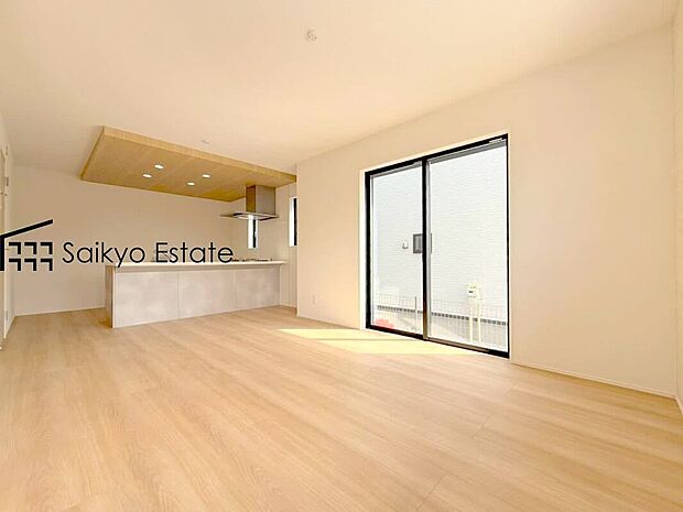 【リビング】開放感と採光にこだわった広々としたLDKです。陽光いっぱいの空間で家族団らんの時間も増えそうですね!