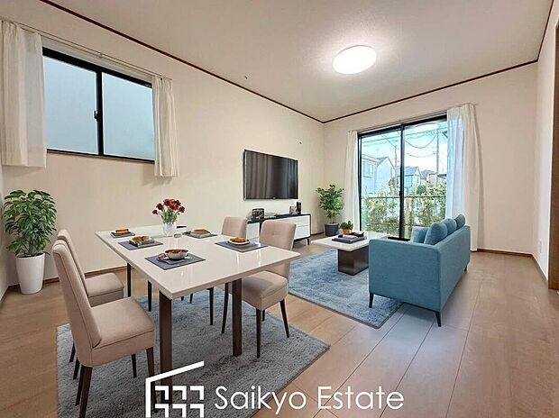 【リビング【施工例】】開放感と採光にこだわった16.5帖の広々としたLDKです。陽光いっぱいの空間で家族団らんの時間も増えそうですね！
