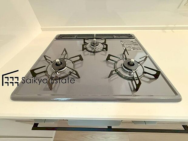 【3口ガスコンロシステム】「3口ガスコンロシステム」はたくさんの料理が同時に作れて便利な上、凹凸が少ないフラットトップなのでお掃除も楽々です。