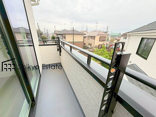 【バルコニー（B号棟）】お洗濯物やお布団を干すのに十分なスペースを確保したバルコニー。南向きで陽当たりも良好です♪
