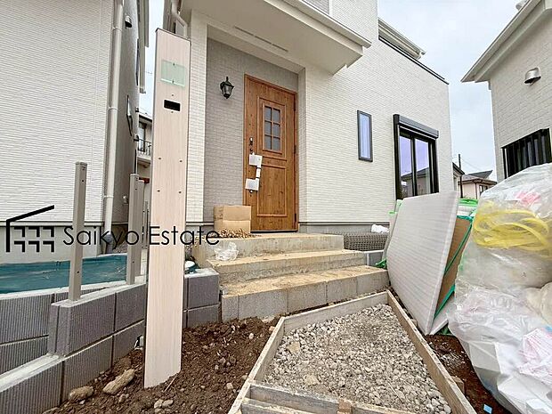 【玄関（B号棟）】家の顔となる玄関は、格調高いデザイン性が求められます。高級感と断熱性、防犯性に優れた玄関ドアを標準装備。
