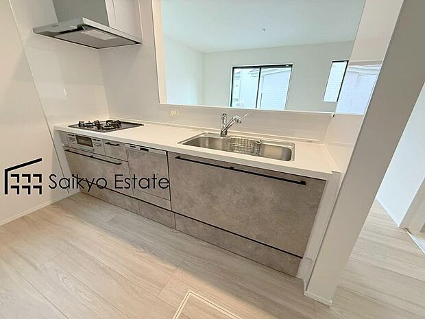 【キッチン(B号棟)】リビングにいる家族とコミュニケーションをとりながら作業が出来る人気のカウンターキッチン。お子様がリビングにいても目が届くので安心です。