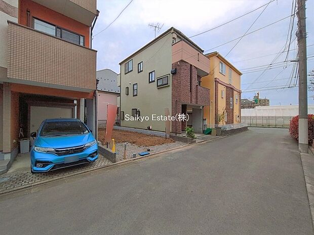 【前面道路を含む現地写真】現地周辺には、保育園、小学校、中学校など教育施設が徒歩圏内に点在。お子様を目の届く範囲で通学させることができ、家族に安心なロケーションです!