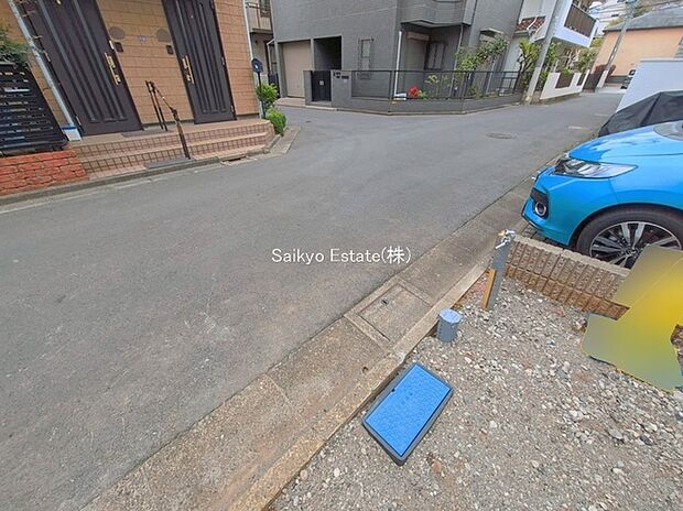 【前面道路】お車の出し入れがスムーズに出来る前面道路になります。ストレスを感じる事なく出来ますので駐車苦手な方もご安心いただけます。