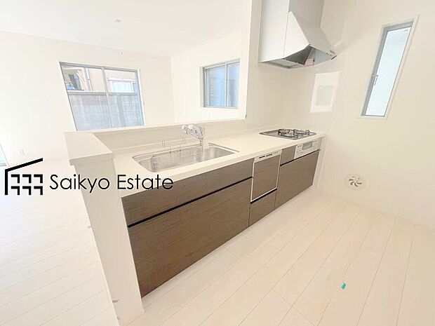 【キッチン【施工例】】リビングにいる家族とコミュニケーションをとりながら作業が出来る人気のカウンターキッチン。お子様がリビングにいても目が届くので安心です。