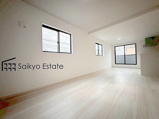 【リビング】開放感と採光にこだわった広々としたLDKです。陽光いっぱいの空間で家族団らんの時間も増えそうですね！
