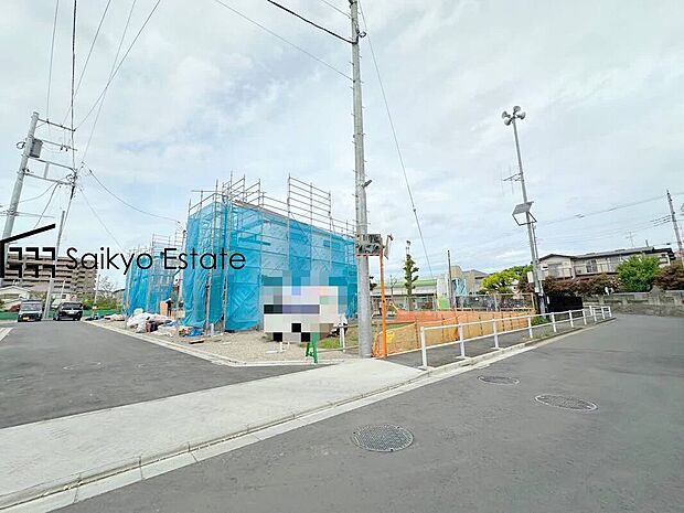 【前面道路】小学校まで徒歩約4分、中学校まで徒歩約15分でお子様が無理なく通える距離です。幼稚園や保育園も近くに多数あり、子育てファミリーには嬉しい環境です！※1号区写真