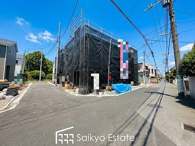 【前面道路を含む現地写真】お車の出し入れがスムーズに出来る前面道路になります。ストレスを感じる事なく出来ますので駐車苦手な方もご安心いただけます。